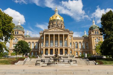 1871 'den 1886' ya kadar ABD 'nin Iowa eyaletinin Des Moines şehrinde inşa edilen Iowa Eyalet Binası' nın dışı..