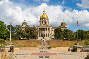 1871 'den 1886' ya kadar ABD 'nin Iowa eyaletinin Des Moines şehrinde inşa edilen Iowa Eyalet Binası' nın dışı..