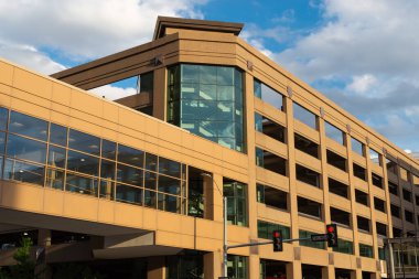 Des Moines, Iowa, ABD 'de güzel bir yaz öğleden sonrasında şehir merkezi binası..