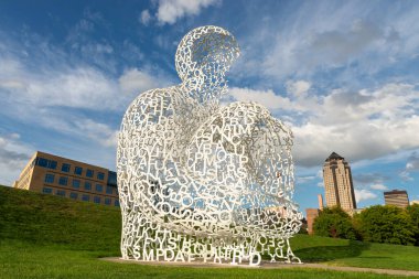 Des Moines, Iowa - ABD - 16 Eylül 2024: Sanatçı Juan Jaume Plensa 'nın 