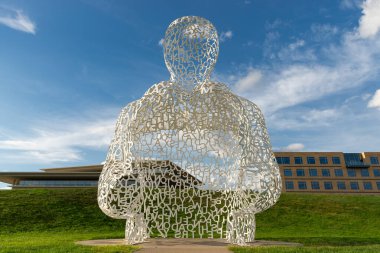 Des Moines, Iowa - ABD - 16 Eylül 2024: Sanatçı Juan Jaume Plensa 'nın 