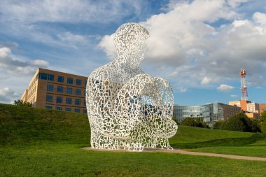 Des Moines, Iowa - ABD - 16 Eylül 2024: Sanatçı Juan Jaume Plensa 'nın 