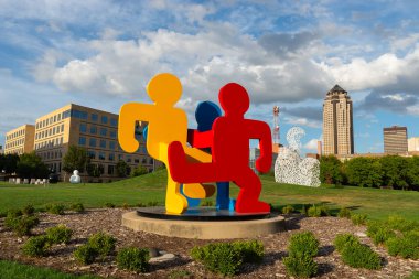 Des Moines, Iowa - ABD - 16 Eylül 2024: Amerika Birleşik Devletleri 'nin Des Moines, Iowa şehir merkezinde sanatçı Keith Haring' in 