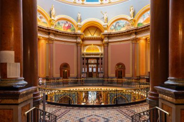 Des Moines, Iowa - ABD - 16 Eylül 2024: Des Moines, Iowa, ABD 'deki Iowa Eyalet Meclis Binası.