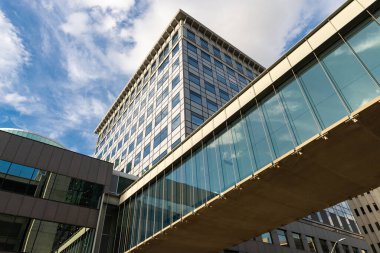 Des Moines, Iowa, ABD 'de güzel bir yaz öğleden sonrasında şehir merkezi binaları.