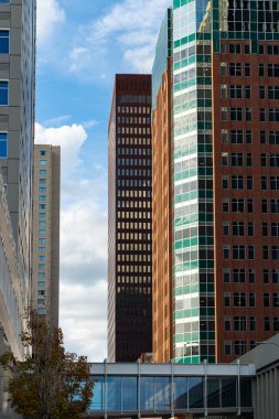 Des Moines, Iowa, ABD 'de güzel bir yaz öğleden sonrasında şehir merkezi binaları.