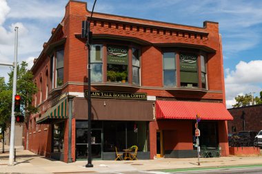 Des Moines, Iowa - ABD - 16 Eylül 2024: Güneşli bir yaz öğleden sonrasında East Village 'daki şehir merkezi.