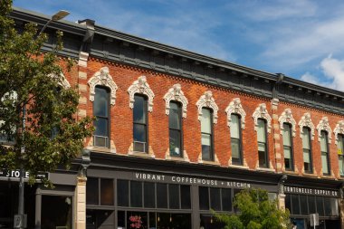 Des Moines, Iowa - ABD - 16 Eylül 2024: Güneşli bir yaz öğleden sonrasında East Village 'daki şehir merkezi.