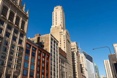 Michigan Bulvarı 'ndaki şehir merkezi silueti Chicago, Illinois, ABD.