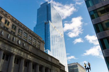 Chicago, Illinois, ABD 'deki S. Canal Caddesi' nden mavi gökyüzü olan şehir merkezindeki binaların görüntüsü..