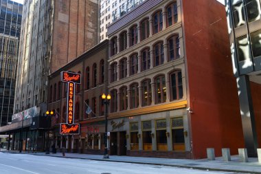 Chicago, Illinois - Amerika Birleşik Devletleri - 13 Ocak 2025: 1872 'de Chicago, Illinois' de West Adams Caddesi 'nde inşa edilen tarihi Berghoff binaları.