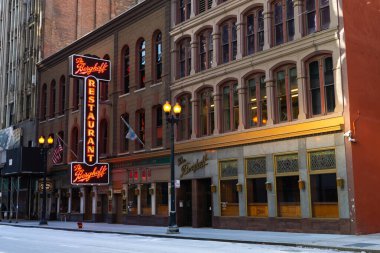 Chicago, Illinois - Amerika Birleşik Devletleri - 13 Ocak 2025: 1872 'de Chicago, Illinois' de West Adams Caddesi 'nde inşa edilen tarihi Berghoff binaları.