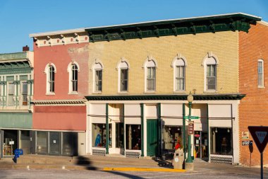 Mount Carroll, Illinois, ABD 'de şehir merkezi binası ve mağaza önü.