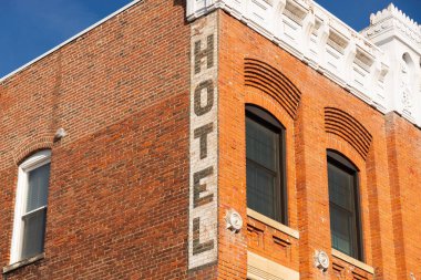 Mount Carroll, Illinois, ABD 'deki eski tuğla binanın dışı..