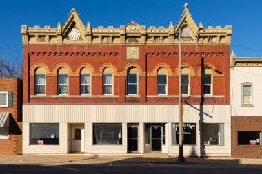 Stockton, Illinois - ABD - 10 Şubat 2025: Stockton, Illinois, ABD 'de şehir merkezi binası ve mağaza önü.