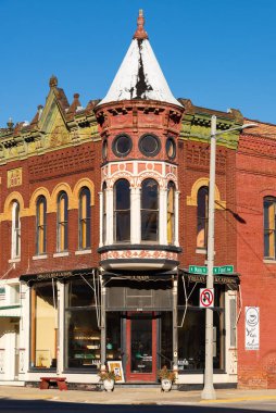 Stockton, Illinois - ABD - 10 Şubat 2025: Stockton, Illinois, ABD 'de şehir merkezi binası ve mağaza önü.