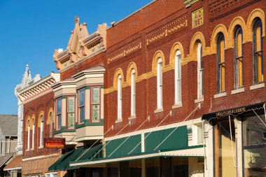 Stockton, Illinois - ABD - 10 Şubat 2025: Stockton, Illinois, ABD 'de şehir merkezi binası ve mağaza önü.