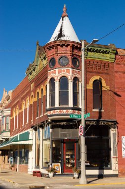 Stockton, Illinois - ABD - 10 Şubat 2025: Stockton, Illinois, ABD 'de şehir merkezi binası ve mağaza önü.