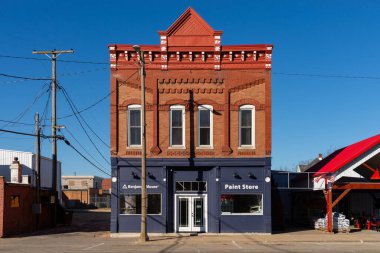 Stockton, Illinois - ABD - 10 Şubat 2025: Stockton, Illinois, ABD 'de şehir merkezi binası ve mağaza önü.