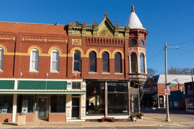 Stockton, Illinois - ABD - 10 Şubat 2025: Stockton, Illinois, ABD 'de şehir merkezi binası ve mağaza önü.