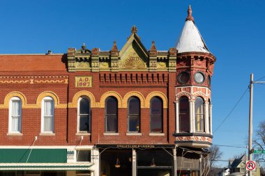 Stockton, Illinois - ABD - 10 Şubat 2025: Stockton, Illinois, ABD 'de şehir merkezi binası ve mağaza önü.