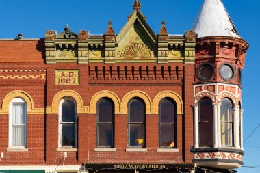 Stockton, Illinois - ABD - 10 Şubat 2025: Stockton, Illinois, ABD 'de şehir merkezi binası ve mağaza önü.