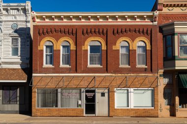 Stockton, Illinois - ABD - 10 Şubat 2025: Stockton, Illinois, ABD 'de şehir merkezi binası ve mağaza önü.