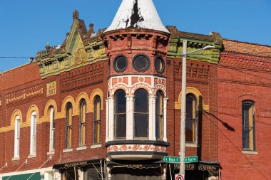 Stockton, Illinois - ABD - 10 Şubat 2025: Stockton, Illinois, ABD 'de şehir merkezi binası ve mağaza önü.