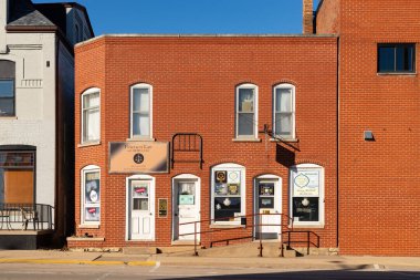 Stockton, Illinois - ABD - 10 Şubat 2025: Stockton, Illinois, ABD 'de şehir merkezi binası ve mağaza önü.