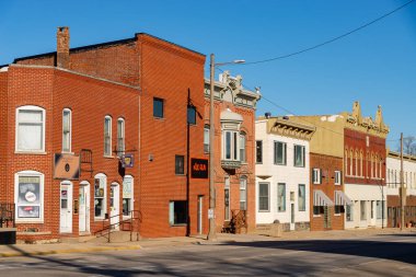 Stockton, Illinois - ABD - 10 Şubat 2025: Stockton, Illinois, ABD 'de şehir merkezi binası ve mağaza önü.
