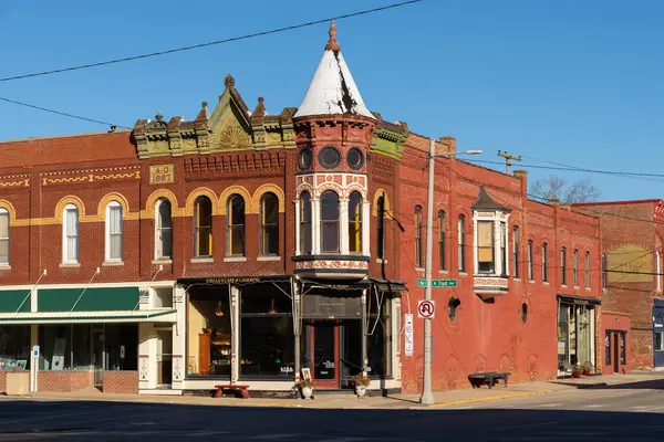 Stockton, Illinois - ABD - 10 Şubat 2025: Stockton, Illinois, ABD 'de şehir merkezi binası ve mağaza önü.