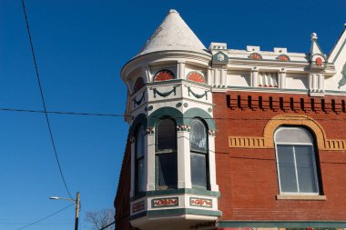 Stockton, Illinois, ABD 'de şehir merkezi binası ve mağaza önü.