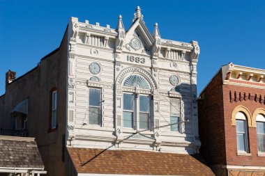 Stockton, Illinois, ABD 'de şehir merkezi binası ve mağaza önü.