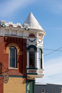 Stockton, Illinois, ABD 'de şehir merkezi binası ve mağaza önü.