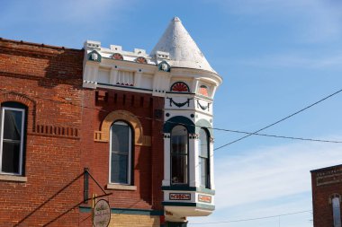 Stockton, Illinois, ABD 'de şehir merkezi binası ve mağaza önü.