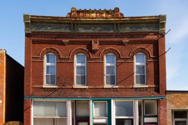 Stockton, Illinois, ABD 'de şehir merkezi binası ve mağaza önü.