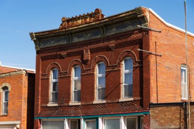 Stockton, Illinois, ABD 'de şehir merkezi binası ve mağaza önü.