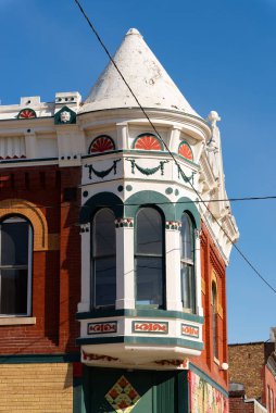 Stockton, Illinois, ABD 'de şehir merkezi binası ve mağaza önü.