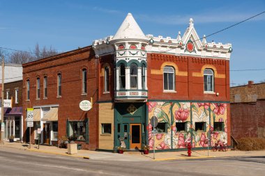 Stockton, Illinois - ABD - 10 Şubat 2025: Stockton, Illinois, ABD 'de şehir merkezi binası ve mağaza önü.
