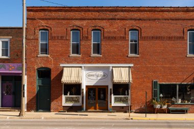 Stockton, Illinois - ABD - 10 Şubat 2025: Stockton, Illinois, ABD 'de şehir merkezi binası ve mağaza önü.