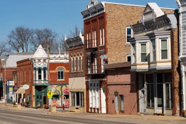Stockton, Illinois - ABD - 10 Şubat 2025: Stockton, Illinois, ABD 'de şehir merkezi binası ve mağaza önü.