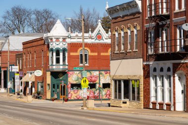 Stockton, Illinois - ABD - 10 Şubat 2025: Stockton, Illinois, ABD 'de şehir merkezi binası ve mağaza önü.
