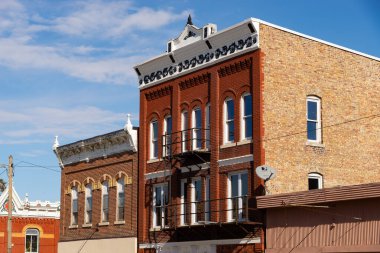 Stockton, Illinois - ABD - 10 Şubat 2025: Stockton, Illinois, ABD 'de şehir merkezi binası ve mağaza önü.