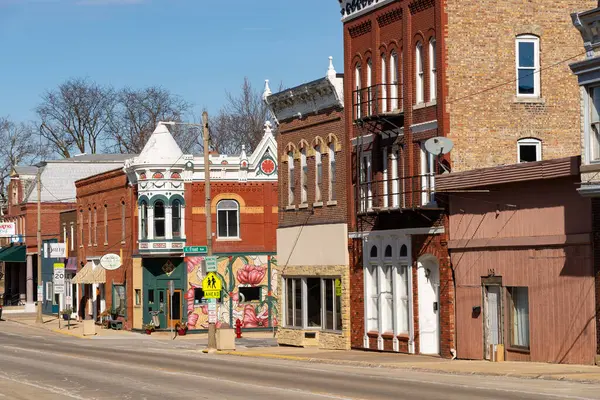 Stockton, Illinois - ABD - 10 Şubat 2025: Stockton, Illinois, ABD 'de şehir merkezi binası ve mağaza önü.