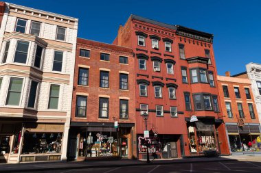 Galena, Illinois - ABD - 10 Şubat 2025: Galena, Illinois, ABD 'deki şehir merkezi bina ve mağaza önü.