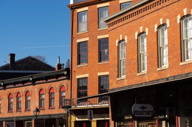 Galena, Illinois - ABD - 10 Şubat 2025: Galena, Illinois, ABD 'deki şehir merkezi bina ve mağaza önü.