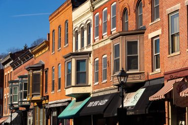 Galena, Illinois - ABD - 10 Şubat 2025: Galena, Illinois, ABD 'deki şehir merkezi bina ve mağaza önü.