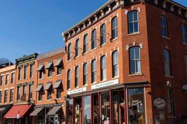 Galena, Illinois - ABD - 10 Şubat 2025: Galena, Illinois, ABD 'deki şehir merkezi bina ve mağaza önü.