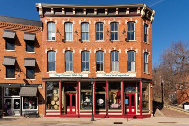 Galena, Illinois - ABD - 10 Şubat 2025: Galena, Illinois, ABD 'deki şehir merkezi bina ve mağaza önü.