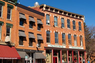 Galena, Illinois - ABD - 10 Şubat 2025: Galena, Illinois, ABD 'deki şehir merkezi bina ve mağaza önü.
